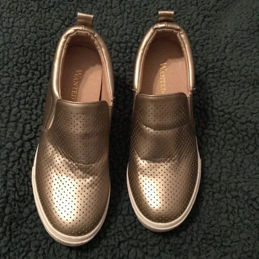 Wanted womens size 7‎ slip on gold shoes D2